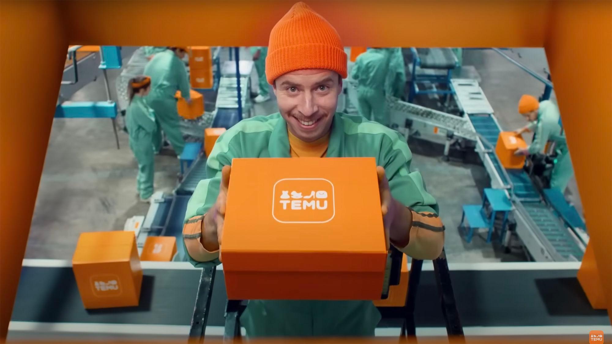 entregador segurando pacote da Temu
